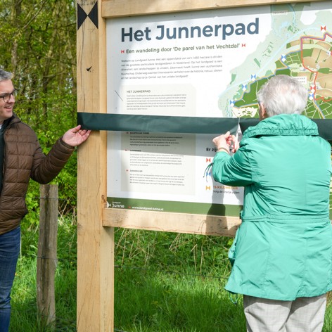 Op deze slide wordt getoond Opening wandelpad Landgoed Junne.