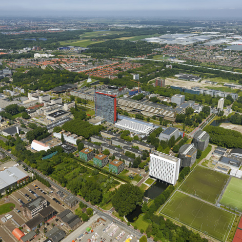 Op deze slide wordt getoond TU Delft luchtfoto.