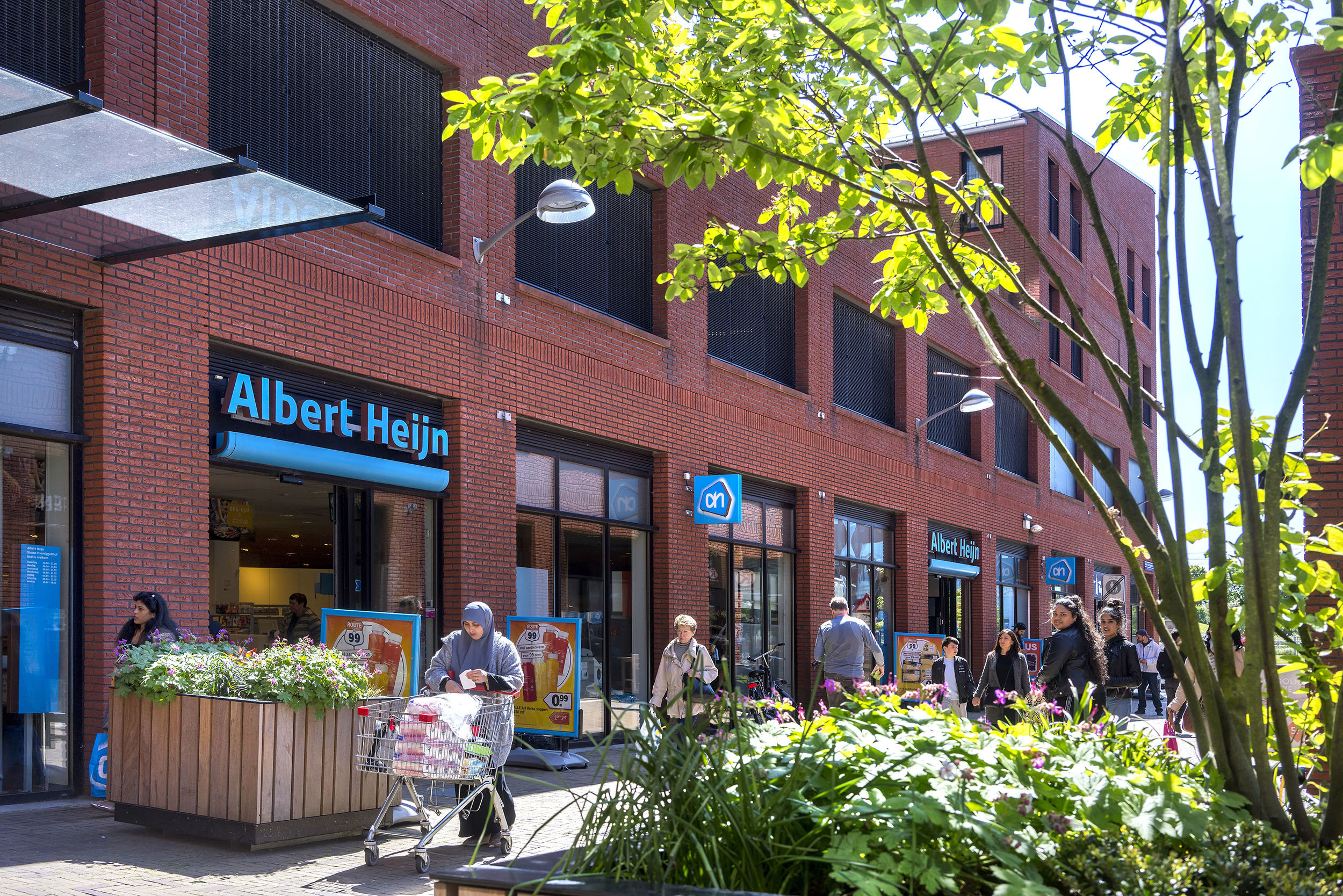 Op deze slide wordt getoond Albert Heijn Winkelcentrum Leidscheveen Den Haag ASR Dutch Prime Retail Fund.